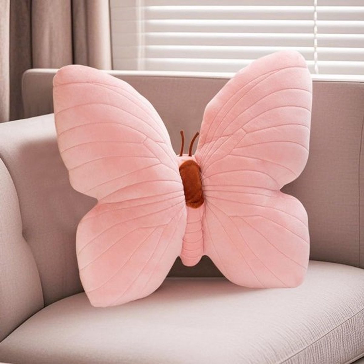 Kussen met vlinder - pluche kussen - decoratieartikel - zacht afgewerkt - 40 x 40 cm - roze