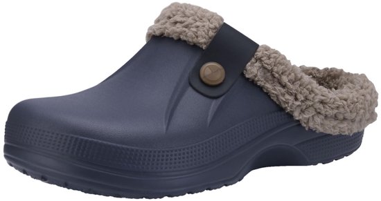 Sabot-pantoufle gris foncé avec doublure en fausse fourrure beige et bouton décoratif marron sur le côté.