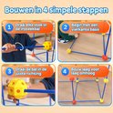 Vier stappen om een fort te bouwen: 1. Draai elke stok in de insteekbal. 2. Begin met een vierkante basis. 3. Draai de bal in de juiste richting. 4. Bouw laag voor laag omhoog. Kinderhanden draaien de stokken in de gele knooppunten.