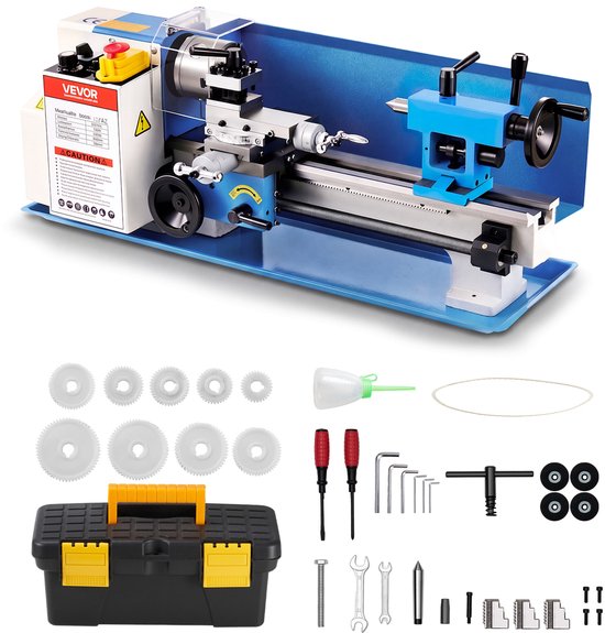 Blauwe Vevor-metaaldraaibank met gereedschapskist en diverse accessoires zoals tandwielen, schroevendraaiers en inbussleutels.
