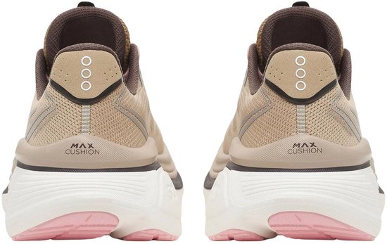Achterkant van beige hardloopschoenen met roze accenten en witte zolen.