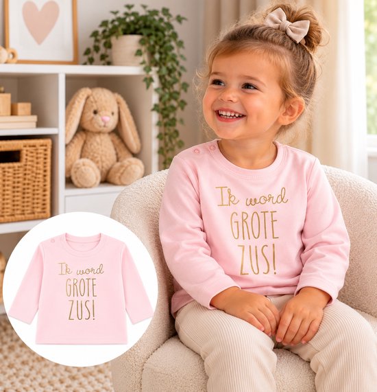 Lichtroze shirt met lange mouwen en de gouden tekst 'Ik word GROTE ZUS!', gedragen door een lachend peutermeisje.