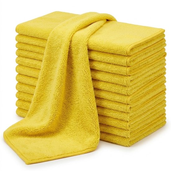 Stapel van tien felgele microvezeldoekjes met zachte textuur op een witte achtergrond.