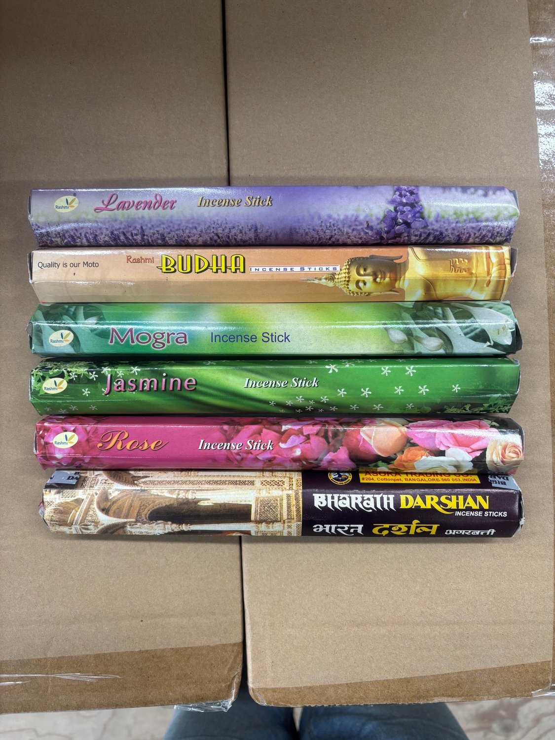 Rashmi Wierook set van 6 geuren - Wierook - Lavendel, budha, mogra, Jasmijn, Roos, Bharath Darshan Neutraal