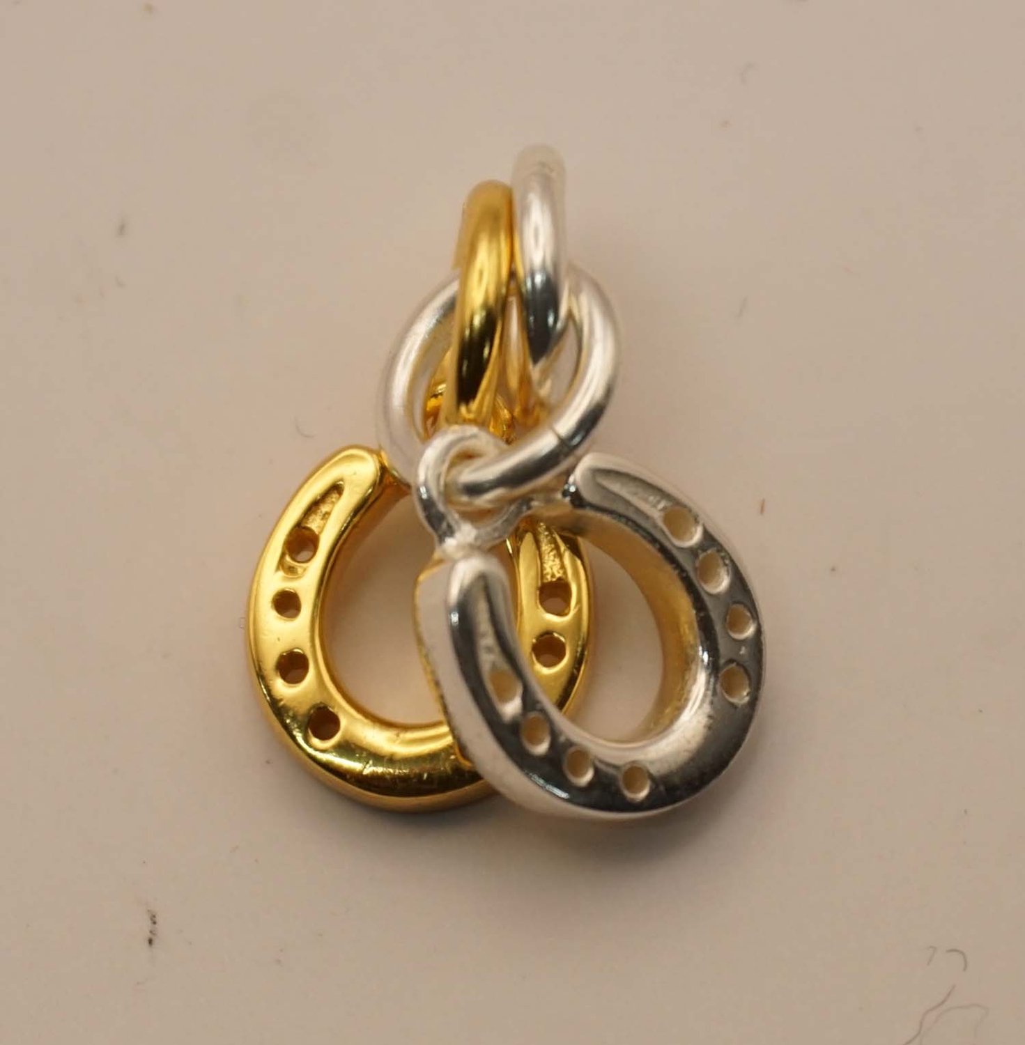 Sterling zilveren + 18 K goud hanger hoefijzers - hoefijzers hanger van 925 sterling zilver, verguld met 1 micron 18-karaats geelgoud - paardenliefhebbers hanger - hangertje accessoires voor paardrijden