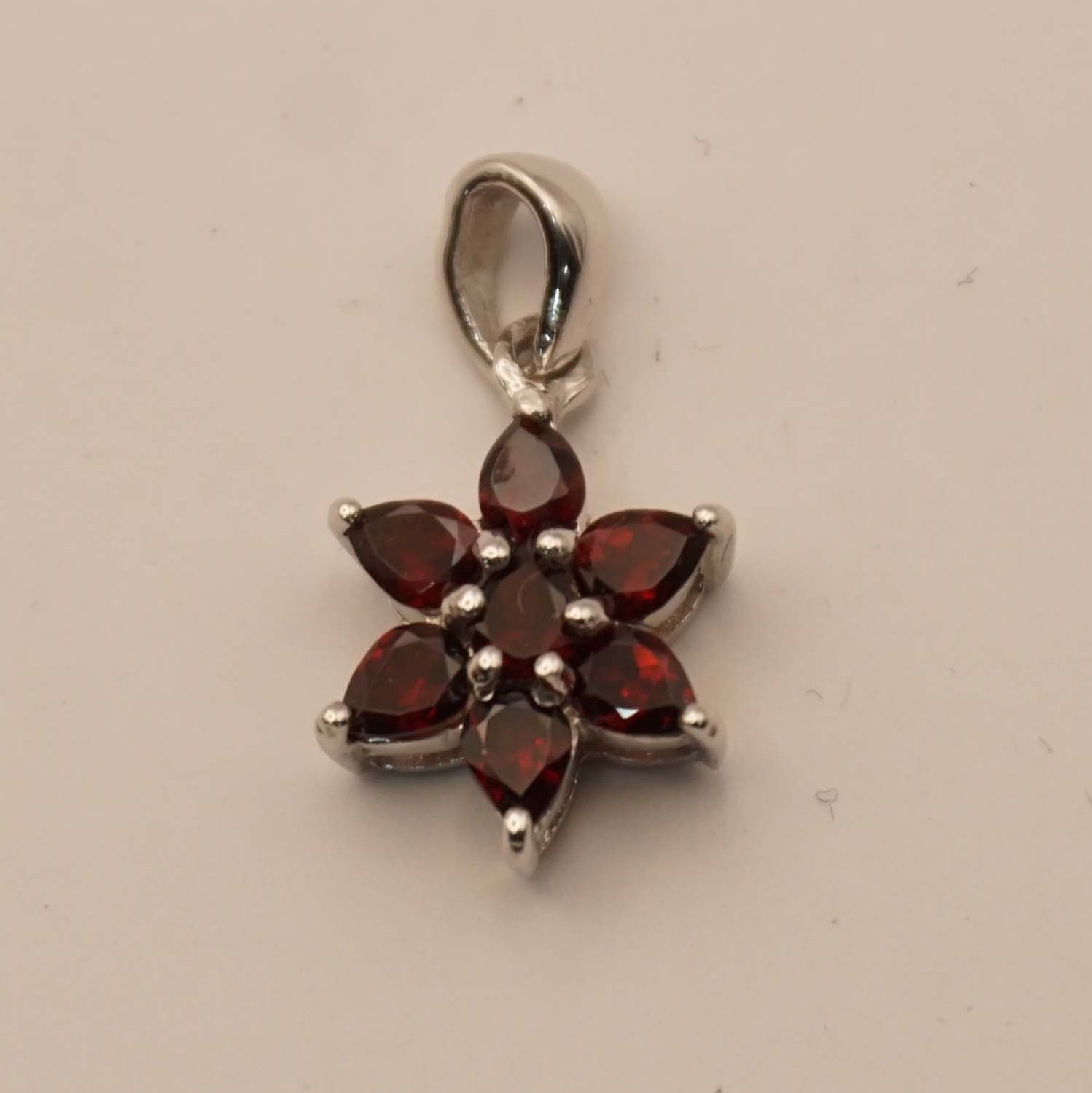 Zilveren hanger bloem met rode garnaat stenen - sterling zilveren hanger bloem rood - hanger bloem met natuurstenen voor aan ketting - hanger bloempje - mooie pendant voor vrouwen