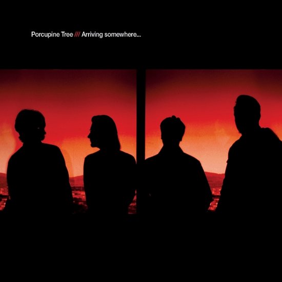 Silhouetten van vier personen voor een rood/oranje gloed met de tekst "Porcupine Tree /// Arriving somewhere..."