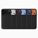 Rij van vijf telefoonhoesjes in het zwart, grijs, bordeauxrood, lichtblauw en donkerblauw. Alle hoesjes zijn van zwart kunstleer.