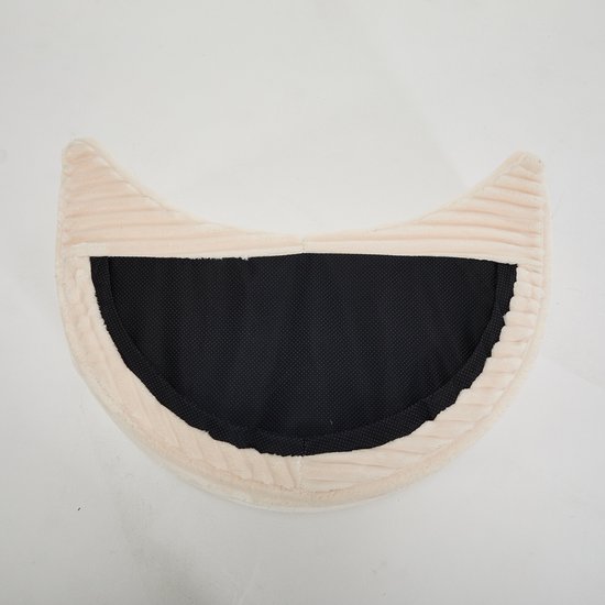 Onderkant van de beige fluwelen voetenbank, met zwarte stof.
