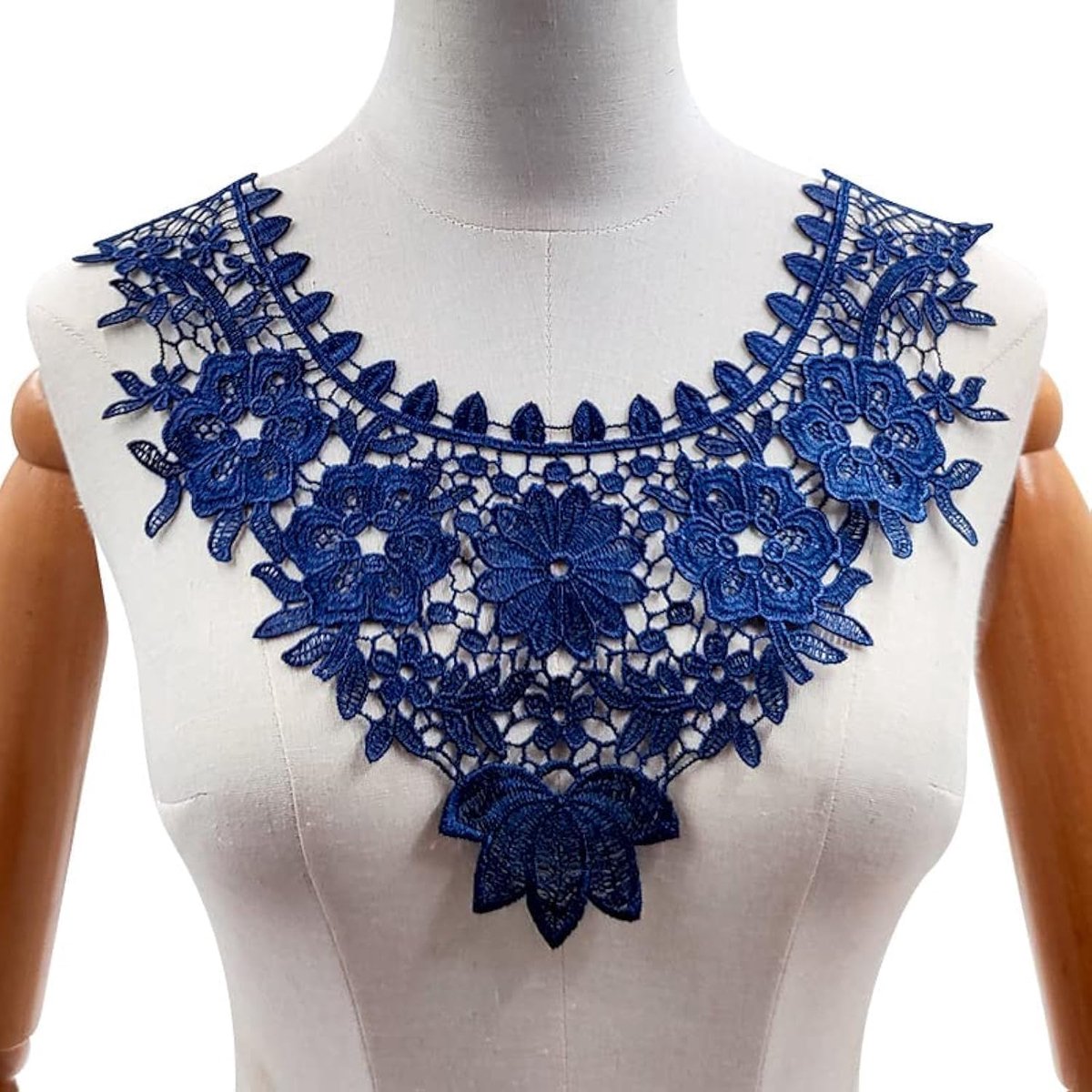 Lace collar inset collar - donkerblauwe geborduurde bloemen - delicate kantafwerking - ideaal voor kledingdecoratie - ShopVlot