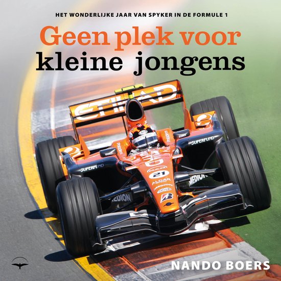 Oranje Formule 1-auto met "SUPERFUND" en "ETIHAD" logo's op een racecircuit.