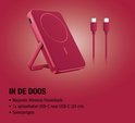 Rode magnetische powerbank met ingebouwde standaard, twee rode USB-C kabels.