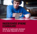 Jonge man met koptelefoon kijkt naar iPhone die op magnetische powerbank staat als standaard.