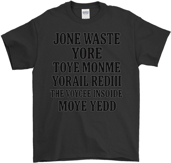 Zwart T-shirt met tekst: JONE WASTE YORE TOYE MONME YORAIL REDIII THE VOYCEE INSOIDE MOYE YEDD in contourletters.