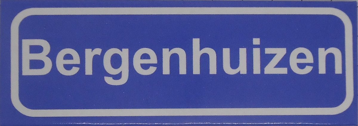 Souv© - koelkast magneet - plaatsnaam bord - kombord - souvenir - koelkastmagneetje - relatiegeschenk Bergenhuizen