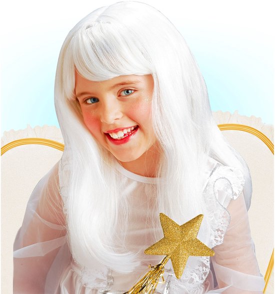 Een lachend meisje met een witte engel-pruik, met glitters op haar wangen en een gouden sterrenstaf.
