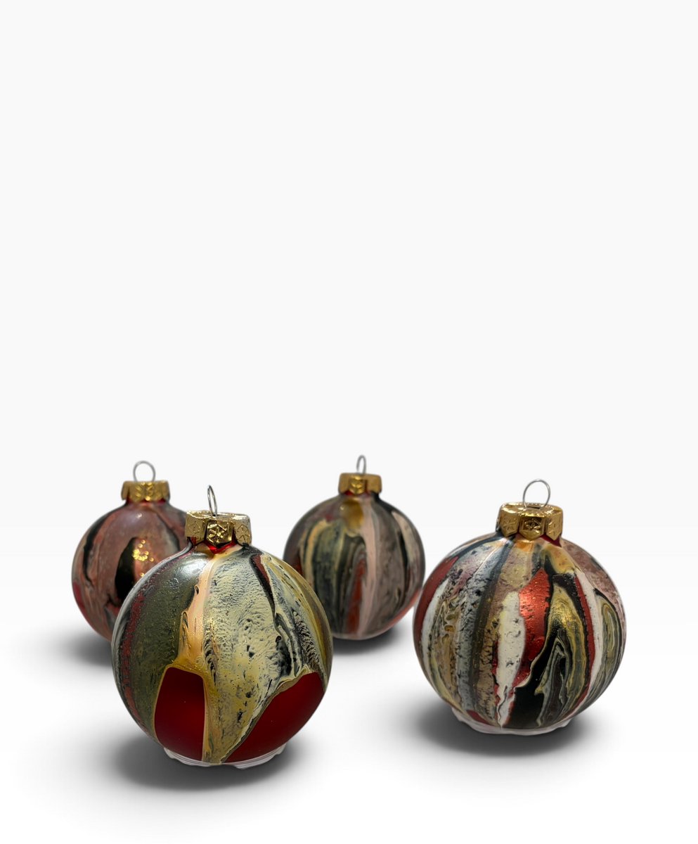 Set van 4 Handbeschilderde Kerstballen – 8 cm – Bob Ross Stijl – Riek van de Bor – Rood, zwart – Met Glitter