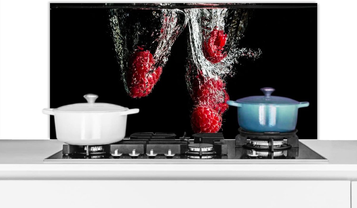 Spatscherm Keuken - 100x50 cm - Frambozen - Fruit - Stilleven - Water - Zwart - Rood