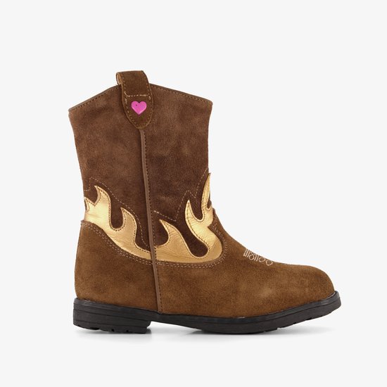 Bruine suède cowboylaars van opzij met goudkleurige vlammen en roze hartje.