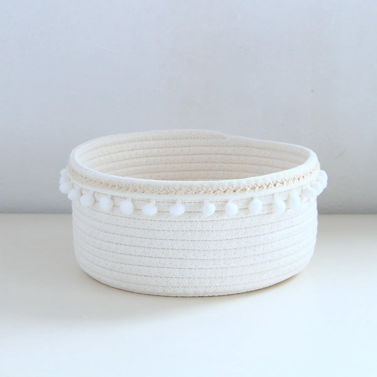 Ronde Opbergmand van Katoen met Kleine Pluizige Bollen - Perfect voor Cosmetica, Snacks en Organisatie, 17 x 9 cm, Milky White