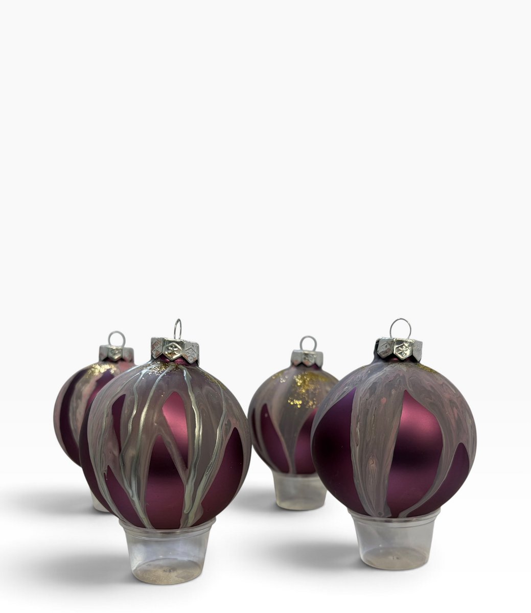 Set van 4 Handbeschilderde Kerstballen – Paars – Ø 8 cm – Uniek door Riek van de Bor