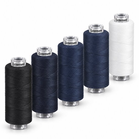 Vijf klosjes Gütermann naaigaren, gerangschikt in oplopende volgorde van donker naar licht: zwart, donkerblauw, blauw, lichtblauw, wit.