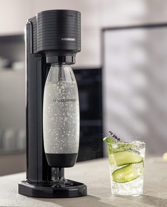 Zwarte SodaStream GAIA met bruiswaterfles en glas met komkommer en munt.
