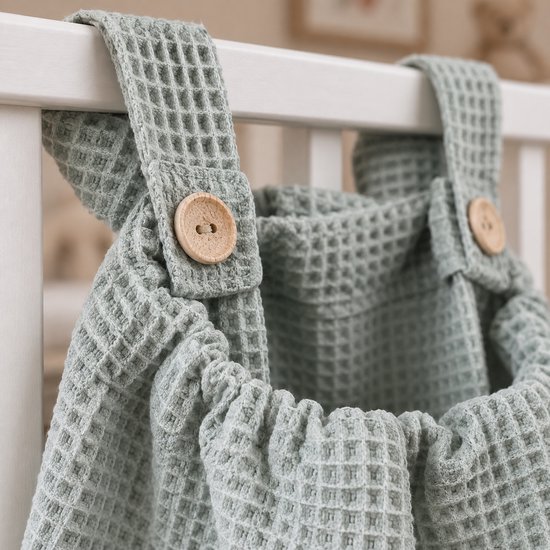 Lichtgroene wafelstof boxzak met houten knopen aan banden.