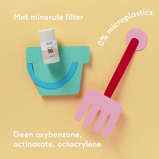 Naïf Baby & Kids zonnebrand stick 50 naast speelgoed in de vorm van een schepje en emmer