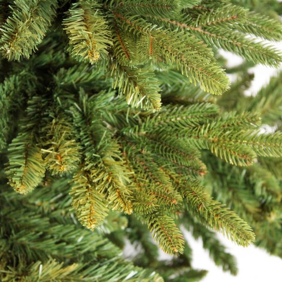 Gedetailleerde close-up van de groene naalden van een kunstkerstboom.
