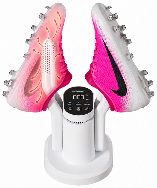 Twee felroze voetbalschoenen, één met een doorschijnende opzet om luchtcirculatie te tonen, op een witte schoenendroger met digitaal display.