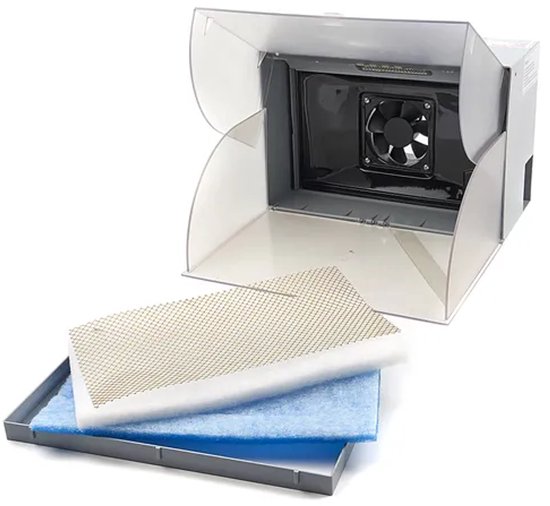 Grijze spuitcabine, ventilator binnen, met losse filters en plateau.
