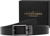 Zwarte leren riem met automatische gesp, geleverd in een zwart doosje met het logo van De Lederwaren Ambacht.