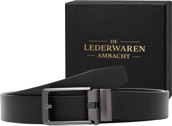Ceinture noire en cuir avec boucle automatique, livrée dans une boîte noire avec le logo De Lederwaren Ambacht.