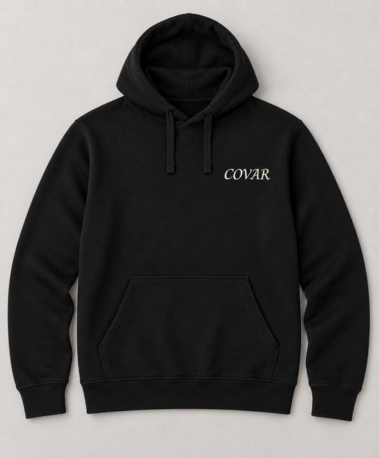 Zwarte hoodie met capuchon, crème COVAR-logo, kangoeroezak en trekkoorden.