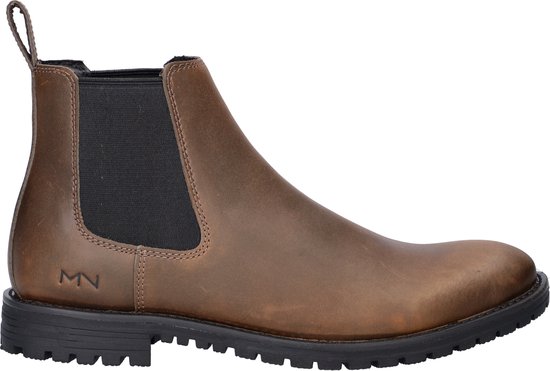 Bruine leren chelseaboot met zwarte elastieken zijkanten en een 'MN' logo.