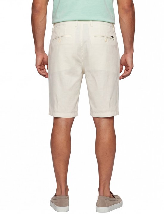 Rug zijaanzicht van een man in gebroken witte chino shorts en beige instappers.