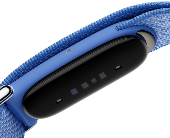 Close-up van de Fitbit activity tracker met zwarte display en lichtblauwe behuizing.
