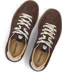 Paar bruine suède sneakers met witte veters.