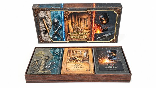 Open geschenkdoos met drie verschillende IVANKART speelkaarten-decks: Stone & Cast, Wood en Metal edities.