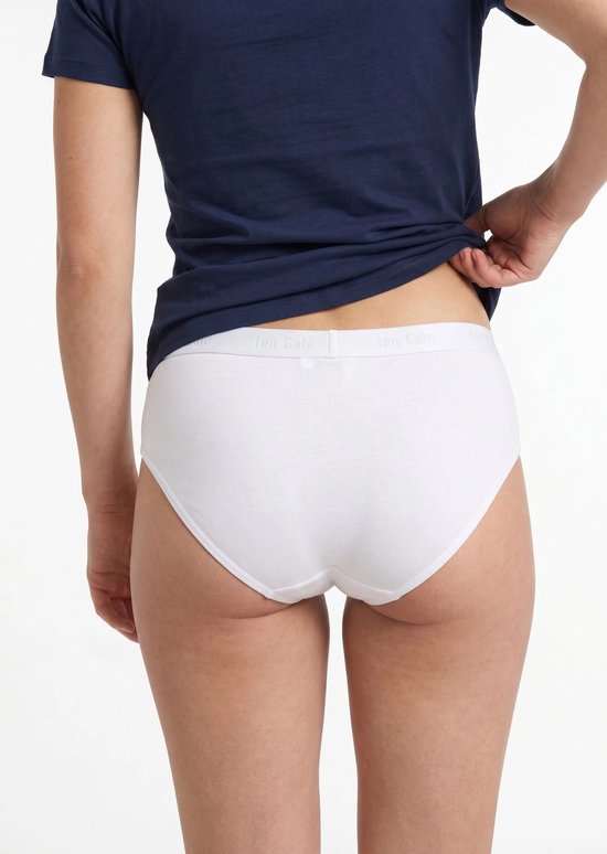 Model draagt een witte slip met elastische tailleband en ten Cate logo.