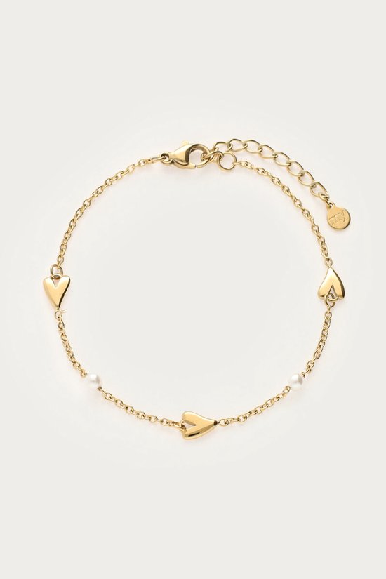 Gouden schakelarmband met vier hartjes en twee kleine imitatieparels.