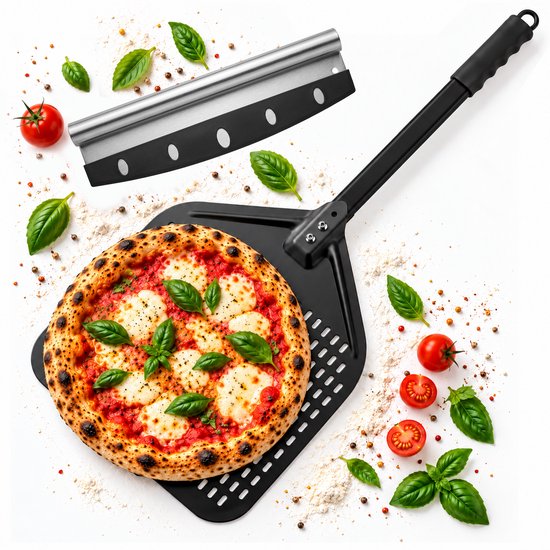 Flammwerk pizzaschep met gaten en roestvrijstalen pizzasnijder, naast een pizza met mozzarella en basilicum.