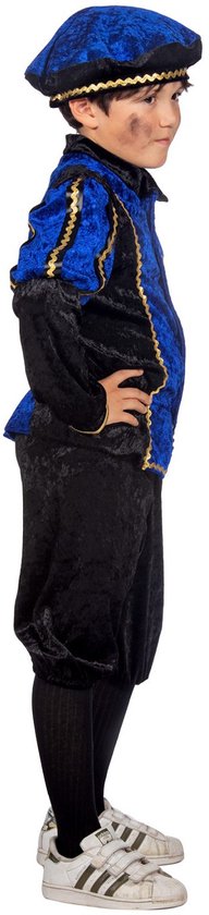 Jongen in blauw-zwart pietenpak, van opzij gezien, met gouden biesjes en blauwe baret.