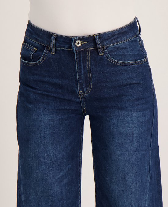 Close-up van de taille en bovenkant van een donkerblauwe wide-leg jeans met knoopsluiting.