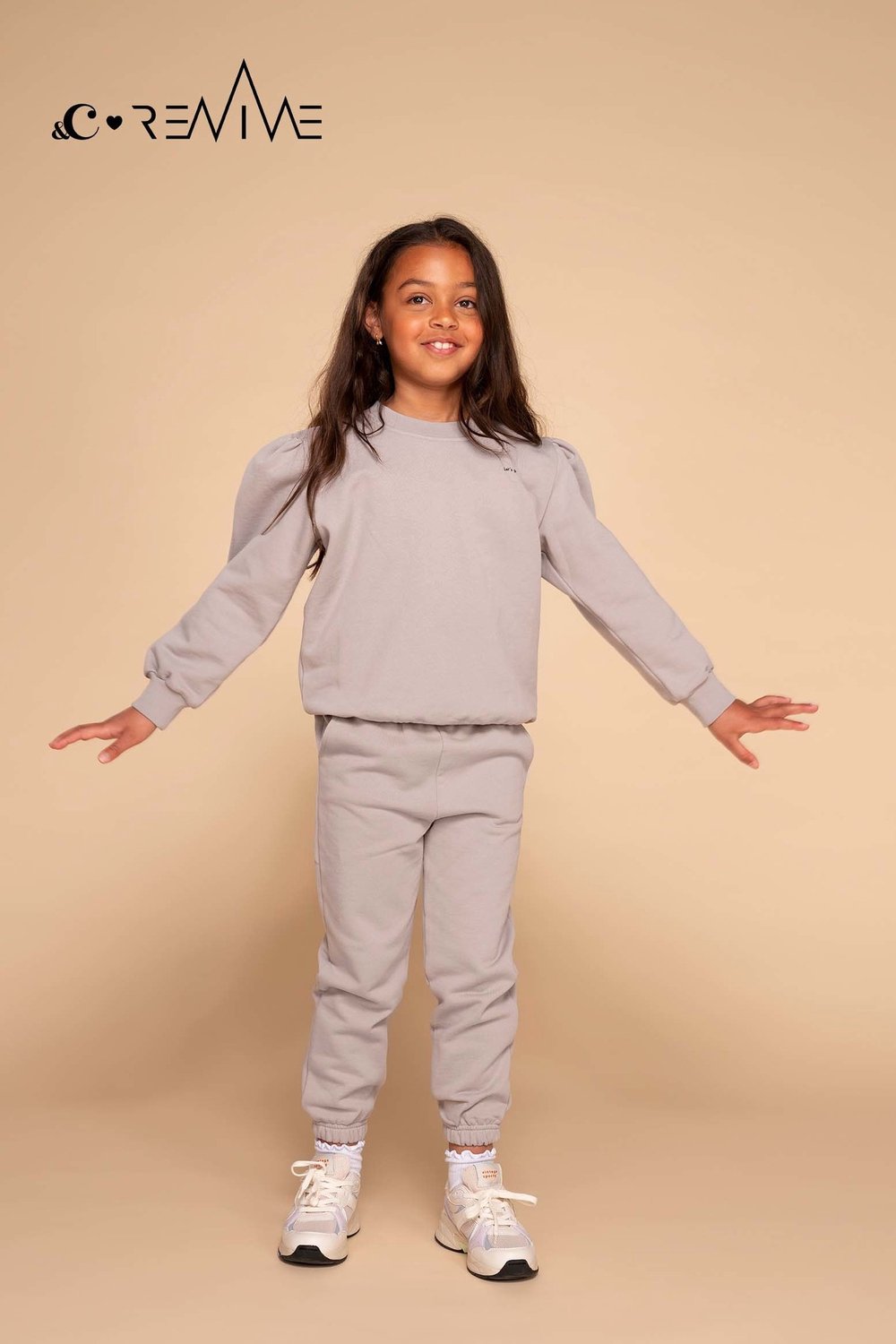 REVIVE x &C - Huispak Meisjes - Puff Model, Biologisch Katoen - Light Grey - Maat 98 (2-3 jaar)