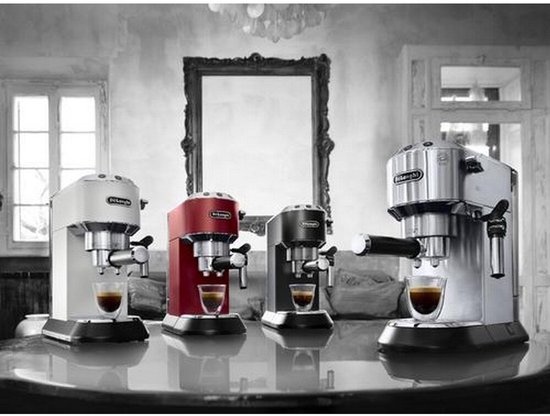 Vier De'Longhi Dedica pistonmachines in wit, rood, zwart en zilver op een tafel, elk met een kopje espresso.