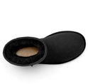 Bovenaanzicht van de zwarte UGG-laars met zicht op de voering van schapenvacht.