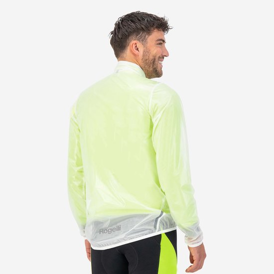 Achteraanzicht van model in fluogeel, semitransparant Rogelli fietsregenjack met logo.