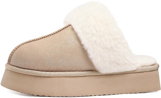 Zijaanzicht van beige suède platformpantoffel met crèmekleurige imitatiebontvoering en dikke zool.